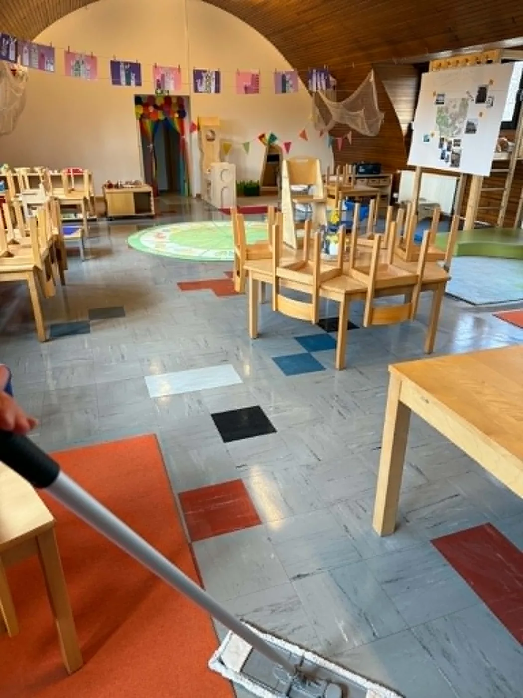 Bodenreinigung in einer Einrichtung in Köln